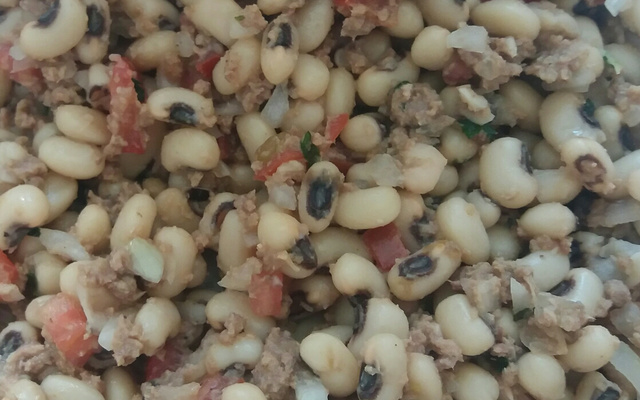 Salada de feijão fradinho com sardinha em lata