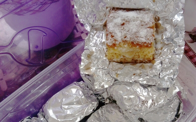 Bolo gelado de coco embrulhado