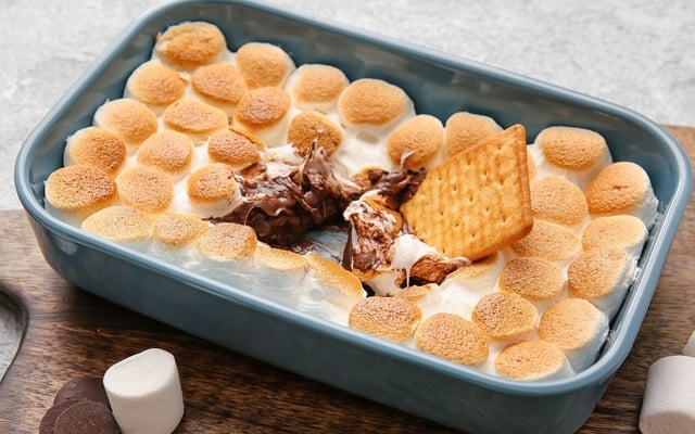 Smores de travessa com marshmallow douradinho e biscoito