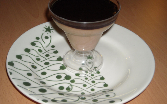Mousse branca com calda de chocolate