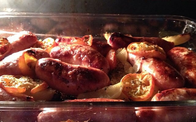 Linguiça assada com batatas