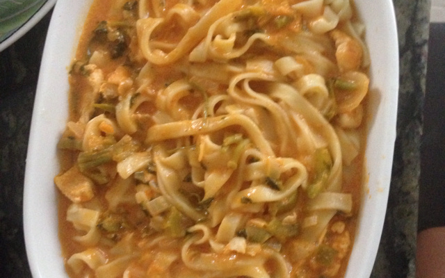 Macarronada de frango com creme de leite