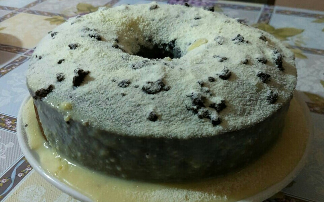 Bolo de Oreo com cobertura de leite em pó