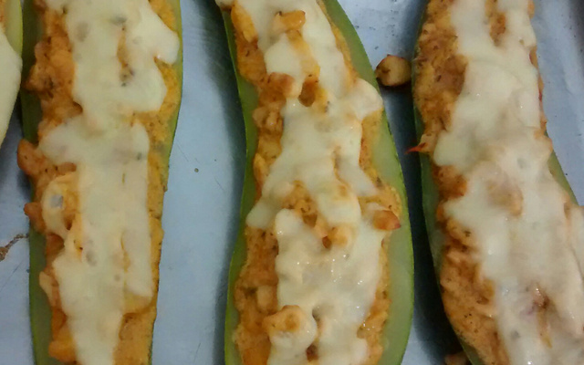 Abobrinha recheada com frango (Zapalito)