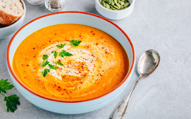 Sopa de cenoura com tomate e manjericão