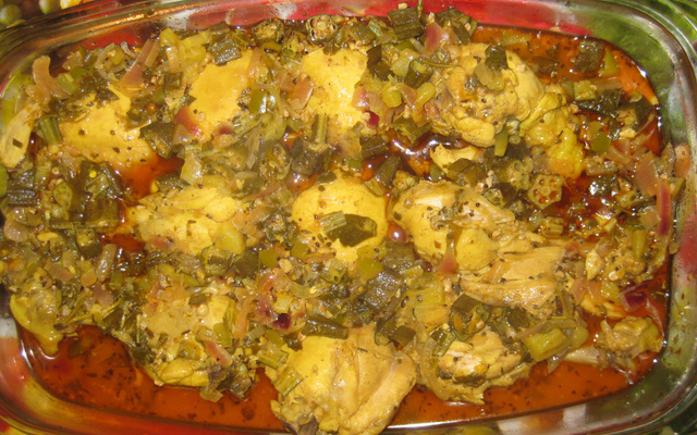 Coxas e sobrecoxas de frango com quiabo ao vinho branco