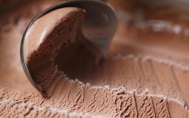 Sorvete com calda de chocolate