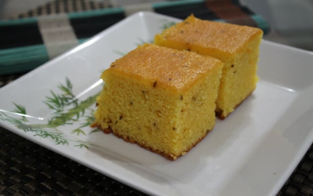 Bolo de fubá com erva doce