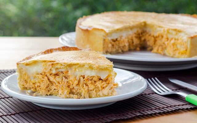 Empadão de frango cremoso