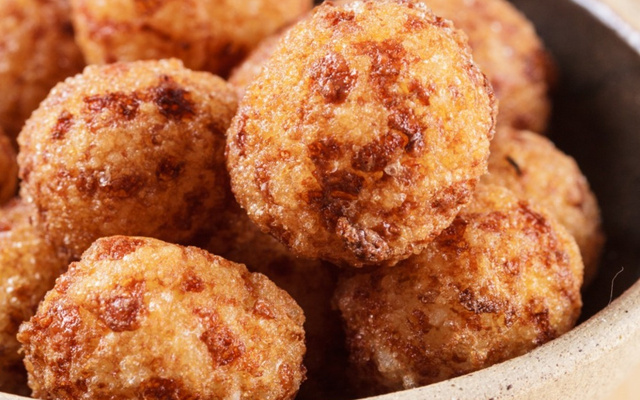 Bolinho de tapioca com queijo coalho
