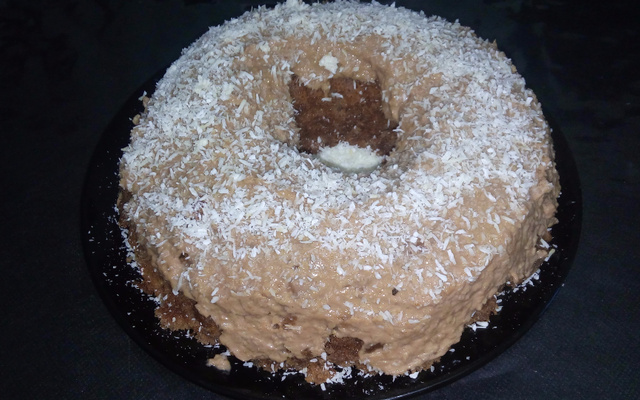Bolo de chocolate com coco de liquidificador
