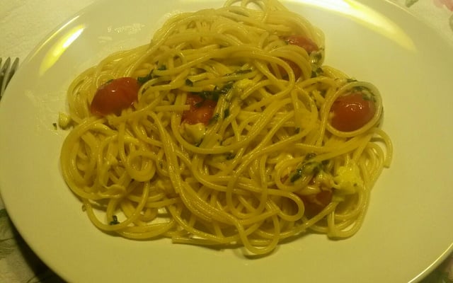 Espeguete com Tomates Cereja, Mussarela de Búfala e Manjericão