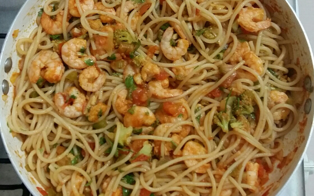Macarronada com camarão e brócolis