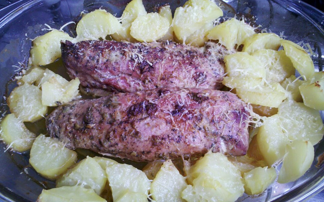 Picanha suína com batatas cobertas de queijo