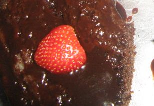 Bolo fácil de chocolate com pedacinhos de morango