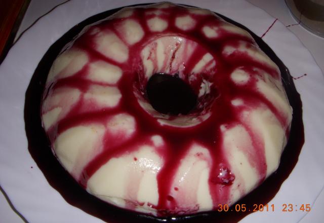 Manjar com calda de vinho