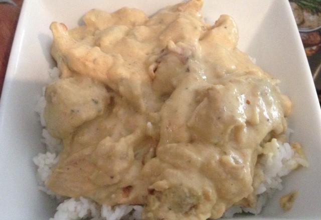 Filé de frango com molho de creme de leite e mostarda