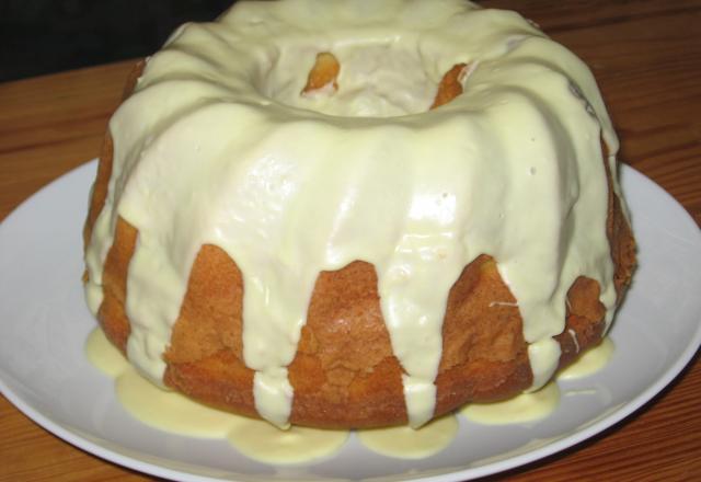 Bolo de abacaxi com cobertura de chocolate branco