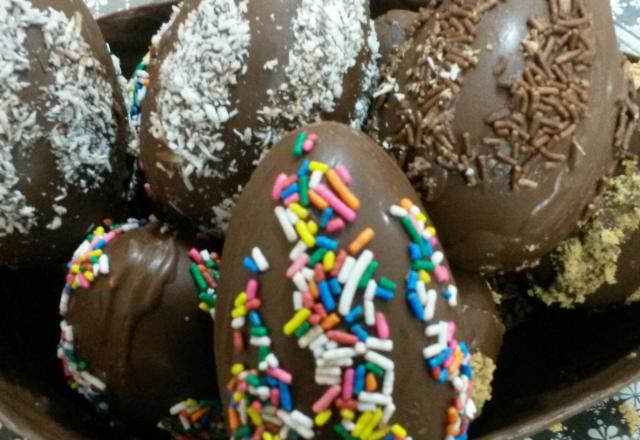 Cesta de ovo de chocolate com ovinhos variados