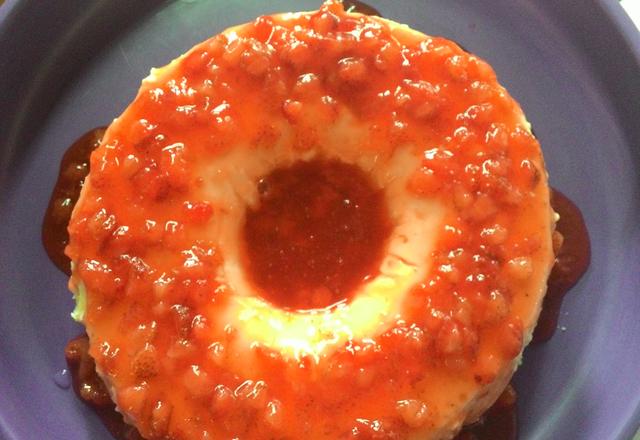 Pudim de iogurte grego com geleia de morango