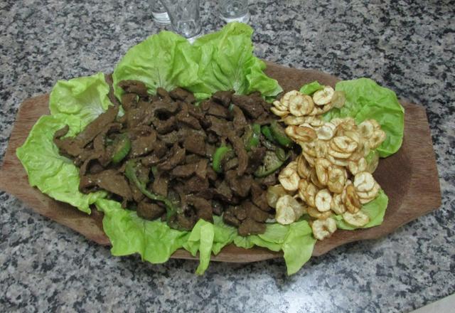 Iscas de fígado com jiló