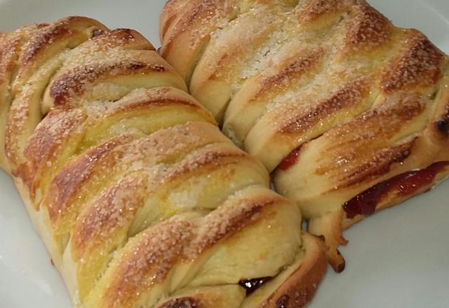 Pão recheado com goiabada