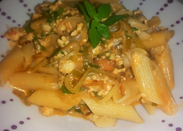 Penne com manjericão e alho poró