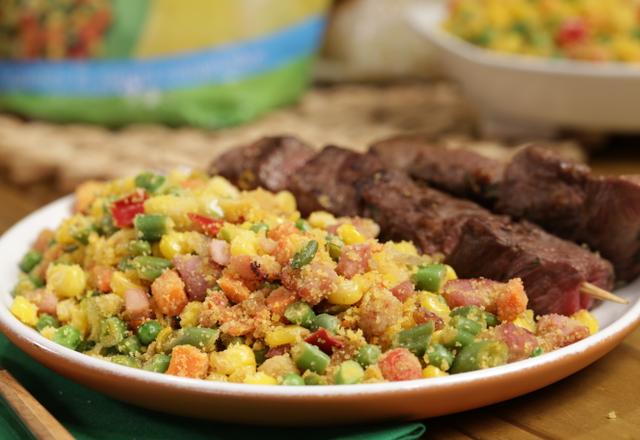Farofa caribenha com espetinho de carne