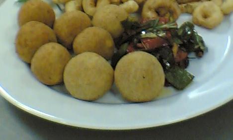 Bolinho de batata recheado com queijo e presunto