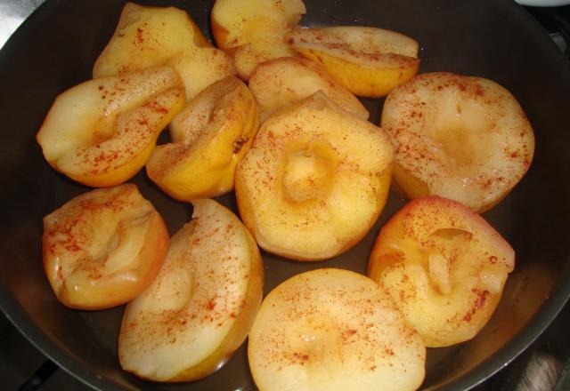 Maçã de micro-ondas com canela