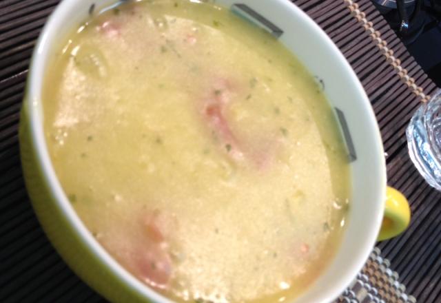 Sopa cremosa de mandioca com calabresa