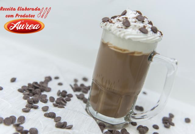 Bebida quente de doce de leite clássico com chocolate