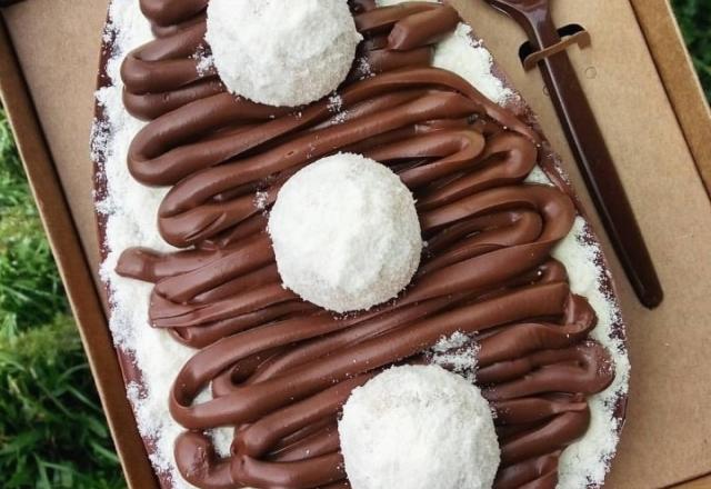Ovo de colher com leite em pó e creme de avelã