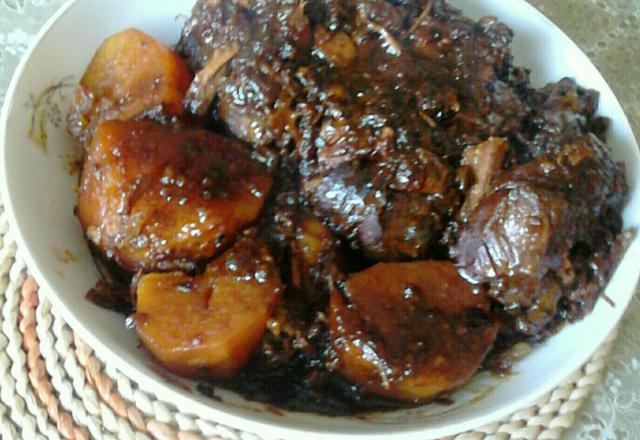Carne assada com batatas douradas