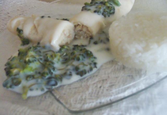 Panqueca de filé de merluza ao molho branco e brócolis