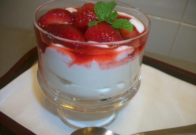 Sobremesa rápida de morango com creme