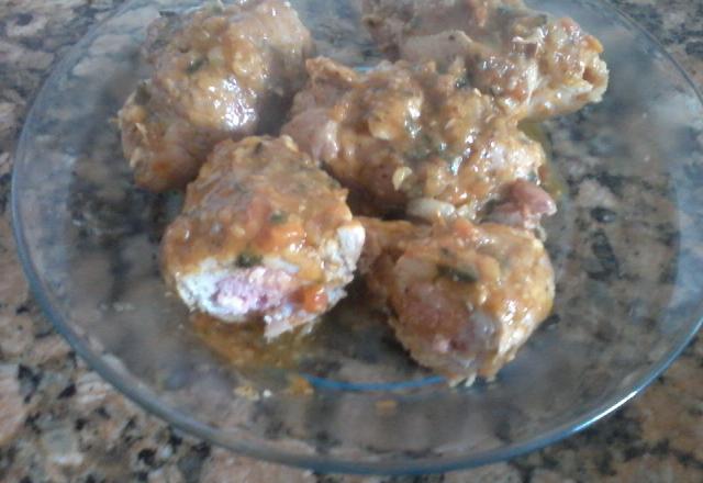 Bife a rolê de pernil de porco com liguiça de frango