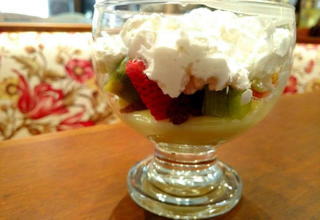Sobremesa fácil de morango com chantili