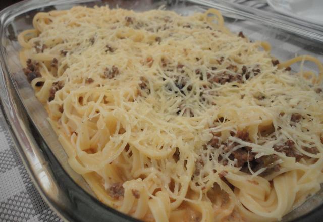 Macarrão com carne moída e queijo