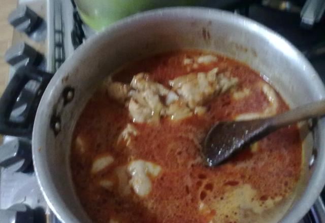Frango com macarrão na mesma panela