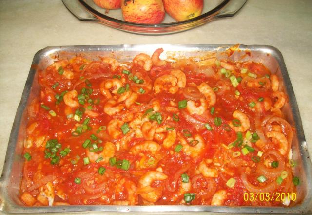 Molho de filé de peixe com camarão