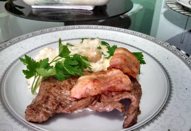 Filé mignon e bacon grelhados com com arroz a piamontese