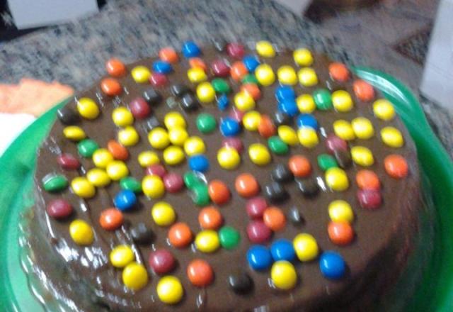 Bolo de coco com cobertura de chocolate