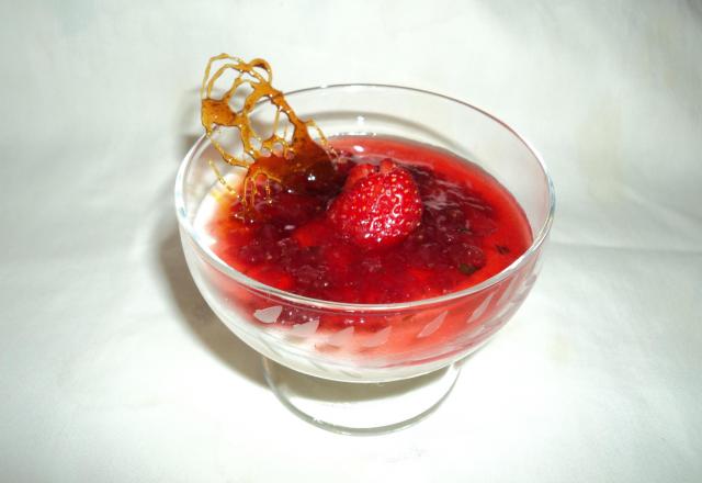 Flan de baunilha com calda de morango e vinho do porto
