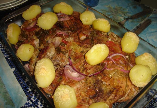 Atum ao forno com batatas gratinadas