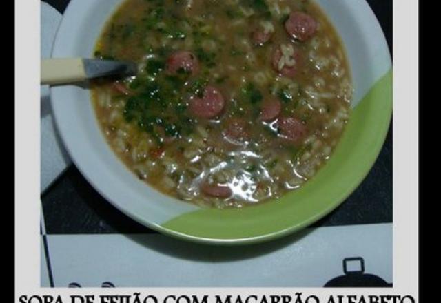 Sopa de feijão com macarrão de letrinhas e linguiça