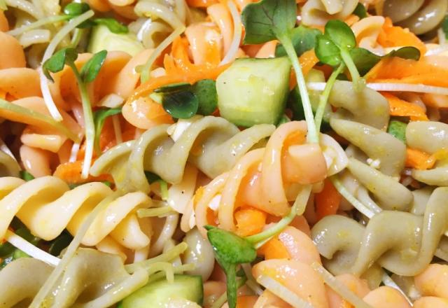 Salada de macarrão fusilli