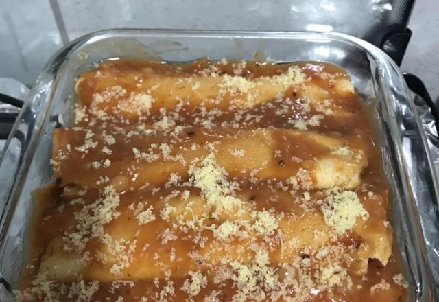 Panquecas com recheio de carne e ervilhas