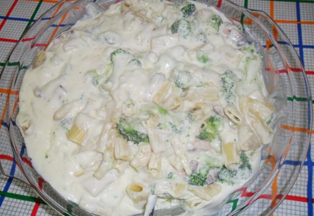 Macarrão com brócolis e creme branco