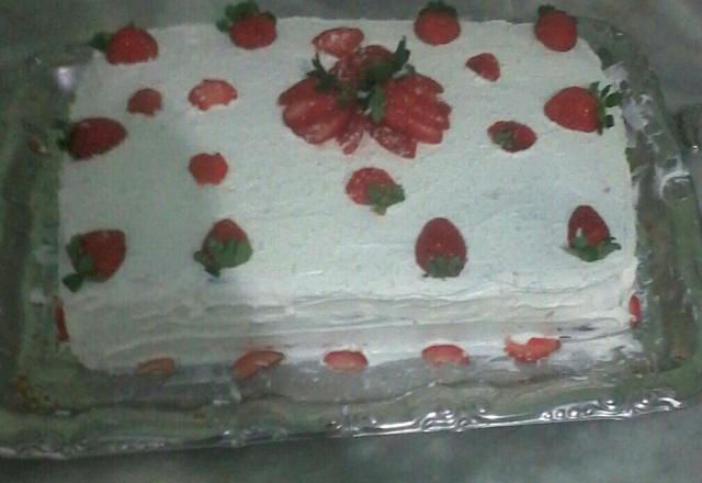 Bolo de coco com morango da Mila